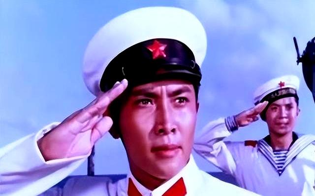 没料到。73岁唐国强，因“93阅兵”后的一个举动，“口碑暴涨”！