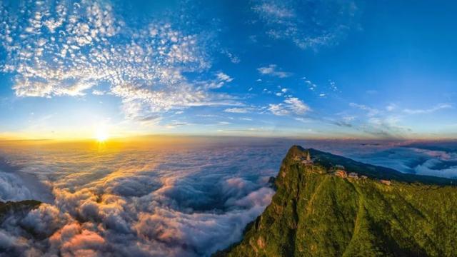 入伏后的峨眉山，在云卷云舒中等你来