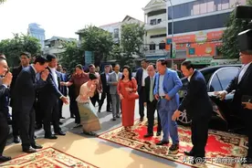这位潮州人是柬埔寨首富，他乔迁新居，洪森携家人到场祝贺图片