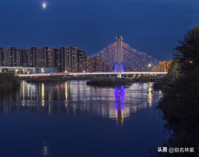 世界反法西斯战争胜利80年之际，参观海拉尔纪念园，哈萨尔桥夜景