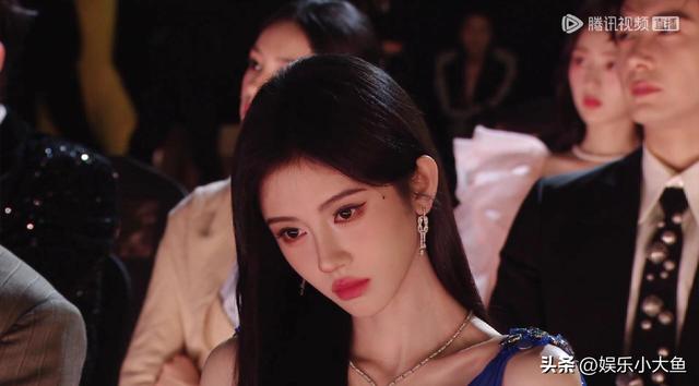 鞠婧祎出席星光大赏活动，黑色露肩长裙配珍珠项链	，腰肢纤细好美