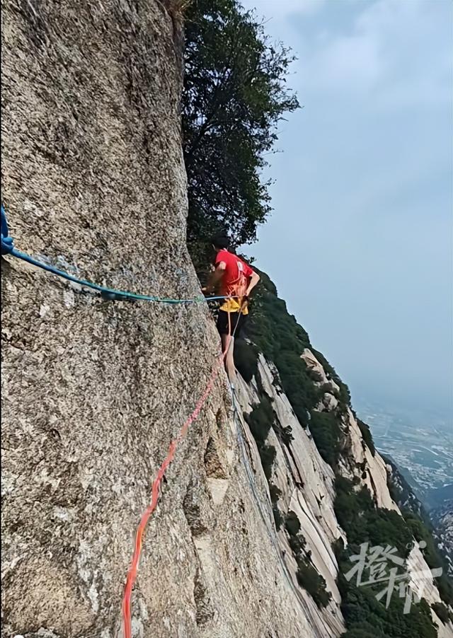 华山险峰发现神秘洞窟和汉代塑像？ 景区回应橙柿：相关地点已管控，不建议大家打卡
