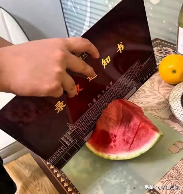 河北女生用通知书“切西瓜”，视频还没火，北化工表态：明年停用