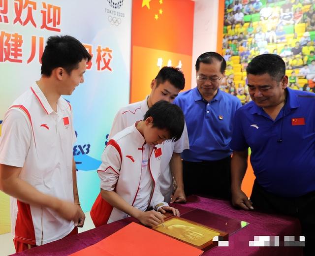 远离“造神”陷阱，经济学家发文抨击，揭开全红婵令人担忧的现状