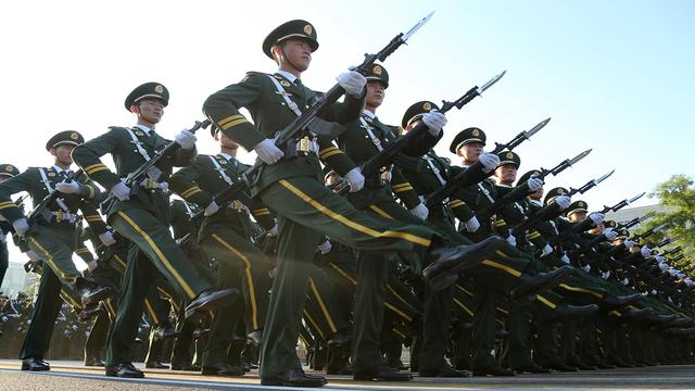 阅兵陆军方队将第一个劈枪走过天安门