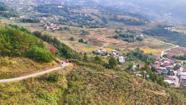 乡间行记:驱车穿行插腊村到岳溪镇,在弯弯山路中找回遗忘的时光