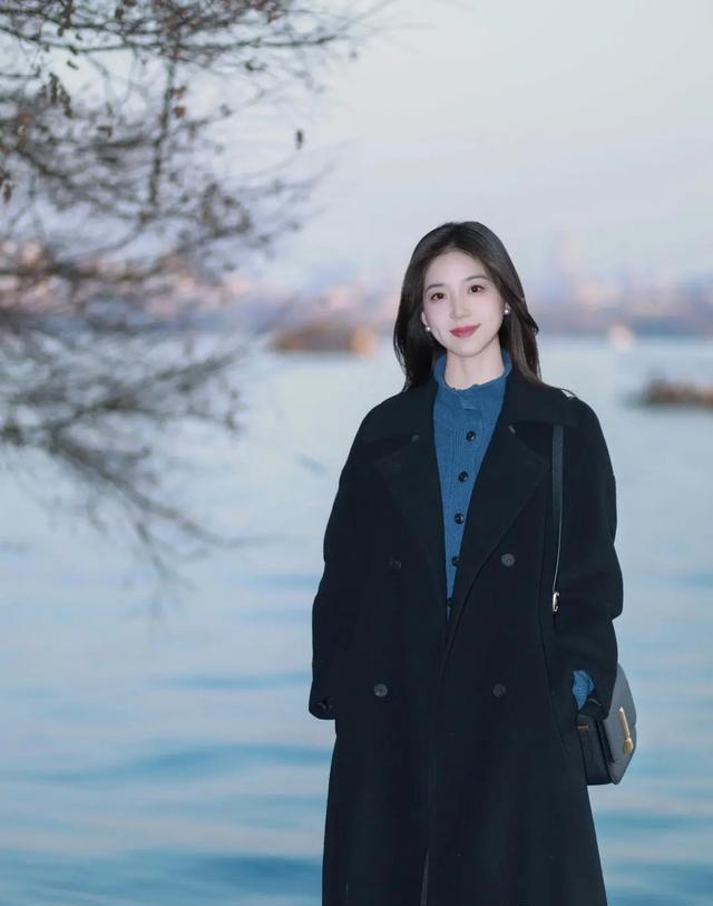 秋冬的“黑色大衣”，这样穿才够美够洋气！
