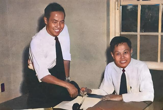 2021年，99岁杨振宁与72岁岳母罕见出镜，北京家中留影，翁帆胖了