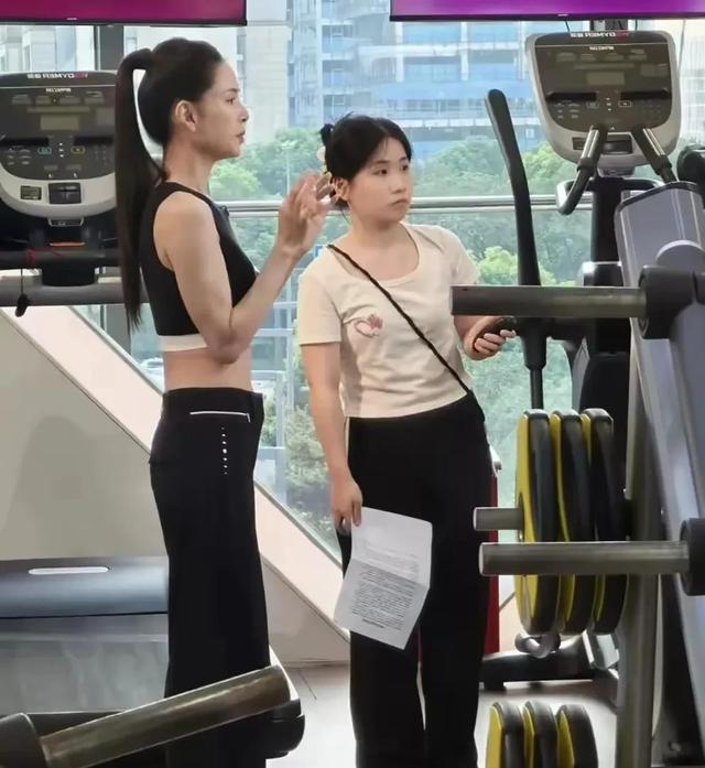 58岁李若彤腰部完全没有赘肉，体态轻盈，完全不像中老年人