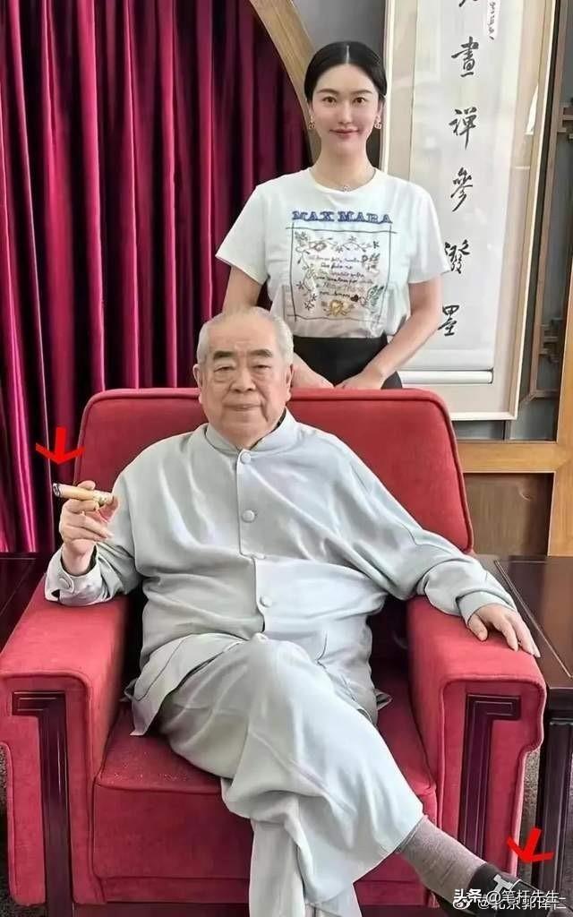 炸裂！87岁范曾被曝遭37岁娇妻做局，出轨转移财产，还和继子乱搞