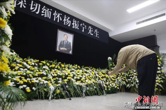 杨振宁追悼会现场！翁帆站首位神情悲伤，64岁老者曝杨老两个贡献