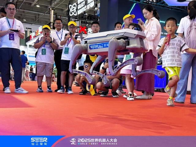 仙工智能亮相2025WRC：人形机器人打工实景，机器狗表演燃爆全场