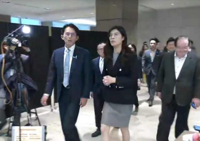 泼冷水了！洪秀柱访问大陆首次力推郑丽文，郑的做法却令人失望