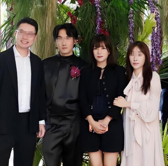 落毛凤凰不如鸡！49岁赵薇再曝近况，全身包裹严实 不敢露脸怕见人