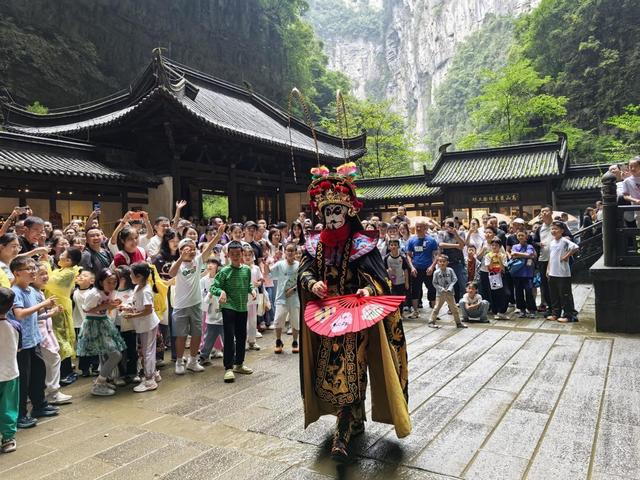 国庆假期武隆景区人气火爆，秩序井然氛围浓，国潮盛宴引客来