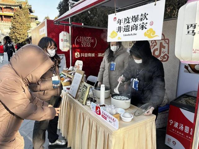 “溜达”着看表演！颐和园里上演“奇妙夜”