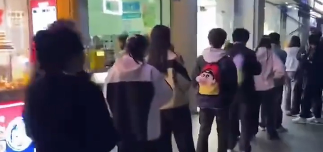 最新资讯-全国多地爆火！有人深夜10点被劝退，上海一店卖98元仍排长队；网友直呼“看不懂”(4)