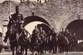 日军少将骑马进入洛阳，市民惊呼：他不是卖五香豆腐丝的老杨吗？图片