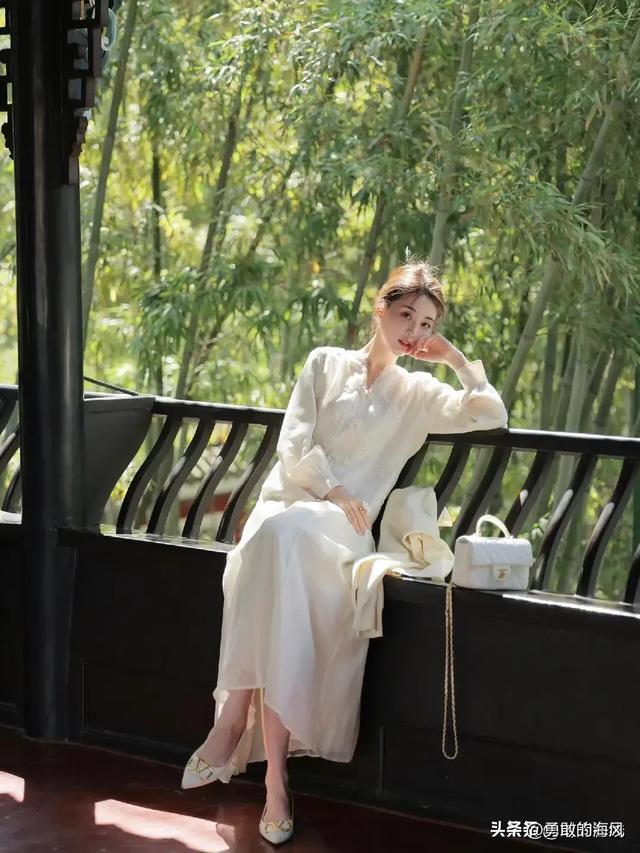 河南洛阳一校花，172cm皮肤白到发光	，身材也很顶级，太美啦