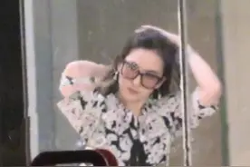 刘亦菲与干爹重归于好！陈金飞亲自接送下班，女方捂嘴大笑不避嫌图片