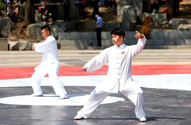 练太极拳，腿部为什么不能蹬直？