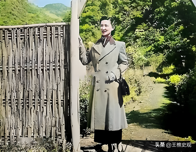 张学良痴迷一生的赵一荻有多美？16岁时在香山留影，美若天仙！