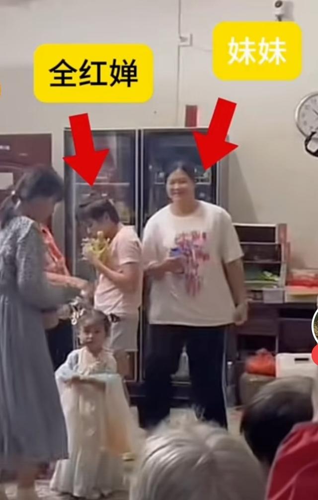 全红婵发育关难过，这次开学典礼上显得又高又壮和妹妹越长越像了