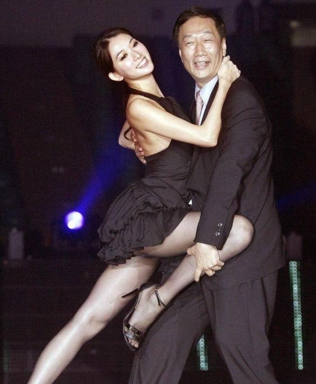 恩爱了17年，75岁的郭台铭开始衰老萎缩，51岁的曾馨莹仍娇艳如花