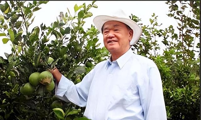 他是华国锋的接班人一心为国操劳，晚年回到家乡当农民