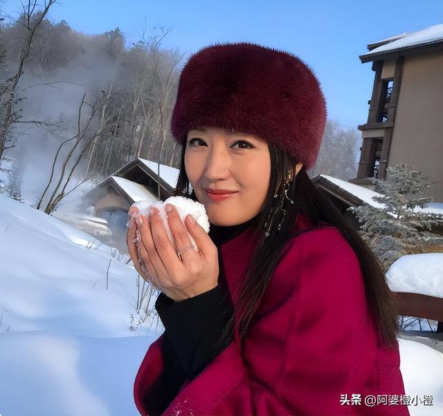过气明星有多惨！农村走穴 摆摊还债，穷到只剩100万，体面全丢了