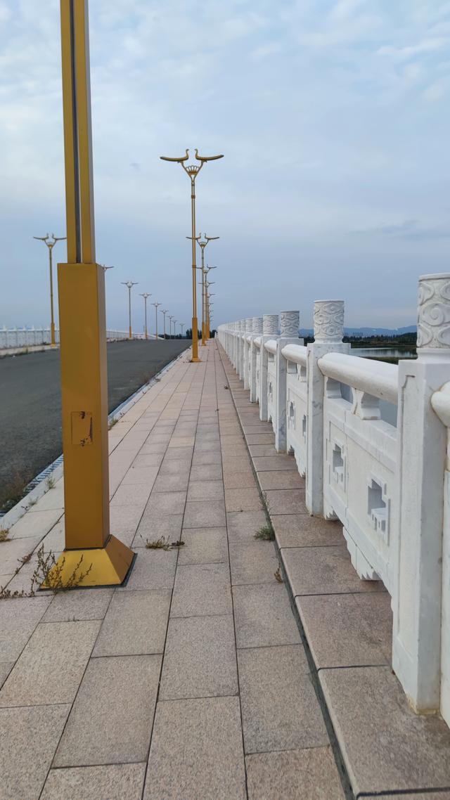 包头城南靠近黄河的昭君湖，也叫小白河景区，黄河浩渺，湖平如镜