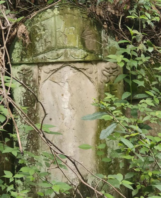 重庆大足深山有一神秘洞窟，洞口对联无人能懂，如同天书