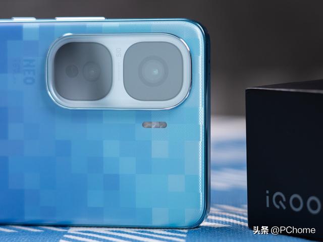 iQOO Neo10 Pro+图赏 小方块致敬像素科幻风