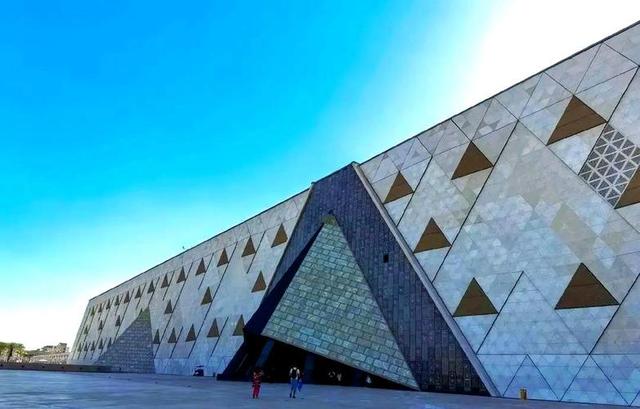 震撼亮相！大埃及博物馆成“第四金字塔”，图坦卡蒙金棺惊艳现世