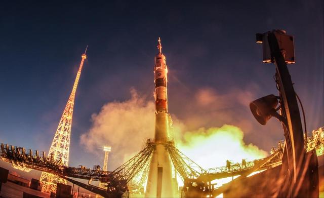 牛！顶住了空间碎片撞击，神舟二十准备返回：或带回国宝级航天服