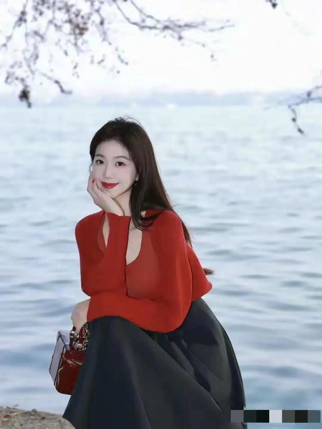 江西九江一校花好漂亮， 国色天姿，眉眼带笑 美的让人移不开眼