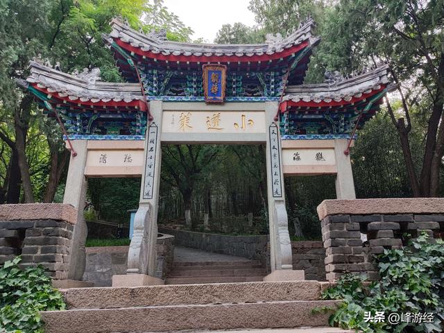 落日余晖下的毓璜顶一片金黄，毓璜和玉皇傻傻分不清