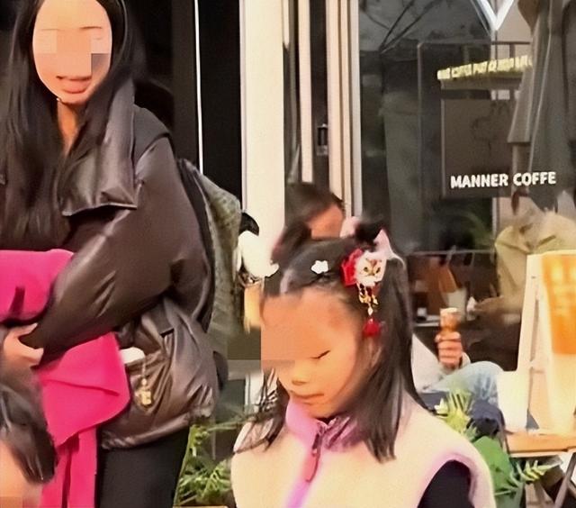 小女孩打翻水杯后续：警方介入，涉事母女道歉，女孩状态让人担忧