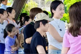 全红婵去珠海长隆玩，有游客追着想拍婵宝，被工作人员及时制止图片