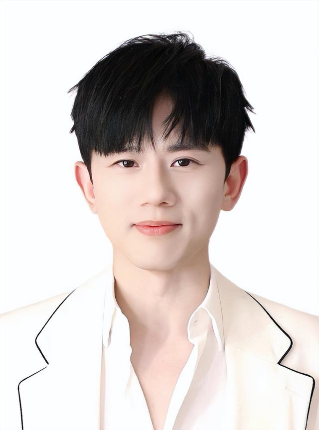 央媒发文，高调官宣42岁张杰喜讯，全网恭喜，终于等到这一天