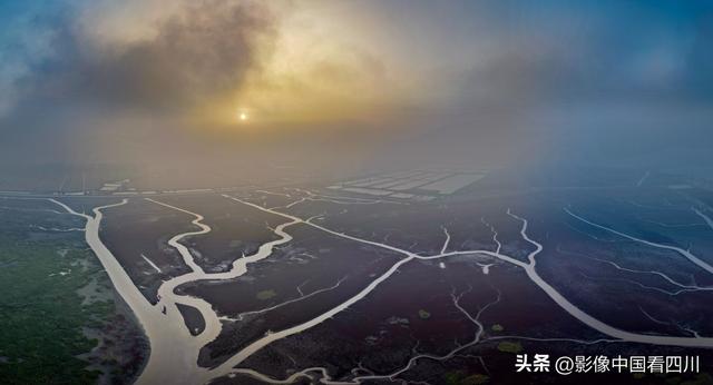 辽宁盘锦：红海滩国家廊道日出美景如画