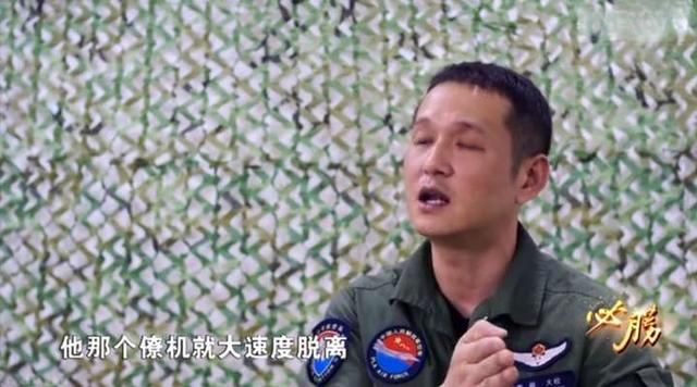 歼16戏耍两架隐形战机，贴背飞行后对方紧急逃离！F35还是F22？