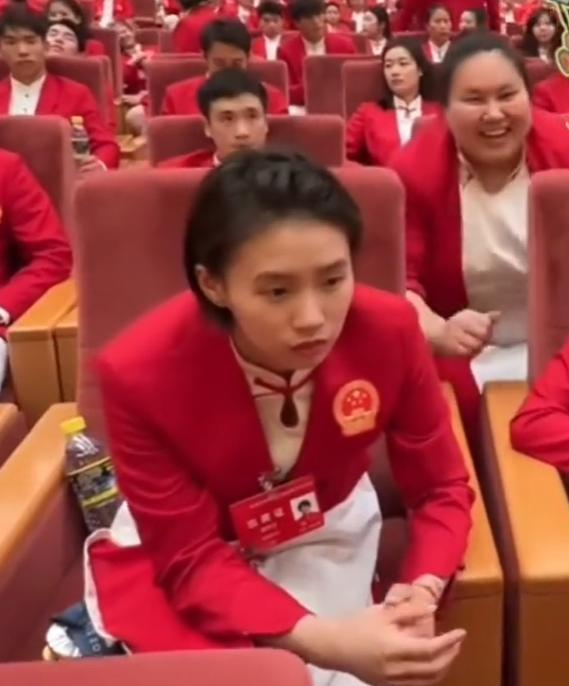 奥运表彰大会，全红婵和陈芋汐坐在一起，全红婵坐在位子上真老实