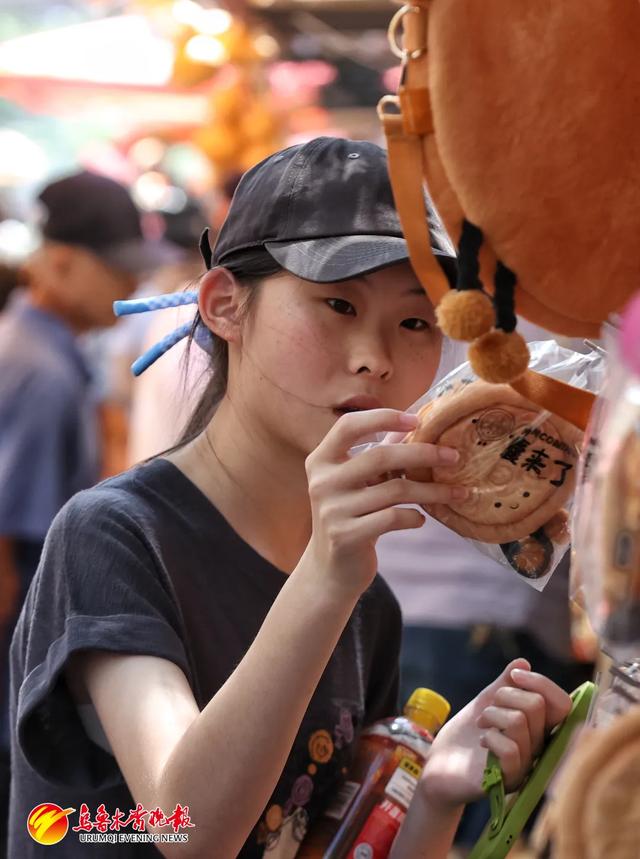 乌鲁木齐这条街被各地游客“挤爆”,烟火气漫出屏幕
