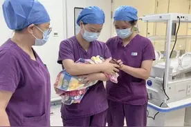 26天精心治疗护理，新生儿科医护助早产宝宝重回父母怀抱图片