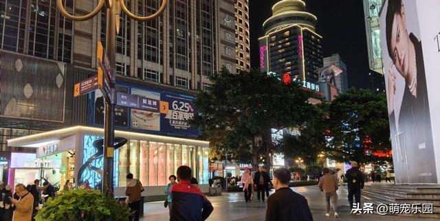 重庆夜晚太震撼，刚出地铁站，解放碑热闹景象扑面而来