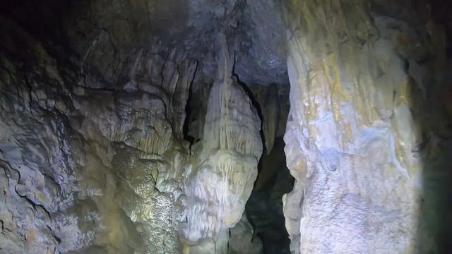 重庆南温泉发现废弃溶洞景区，内部层层石梯让人联想到盗墓笔记