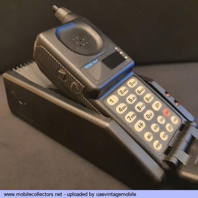 通信历史连载788-世界第一部下翻盖手机-摩托罗拉MicroTAC-1989年