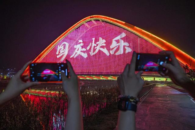 您拍到了吗？文博大桥灯光秀“盛装”贺国庆！
