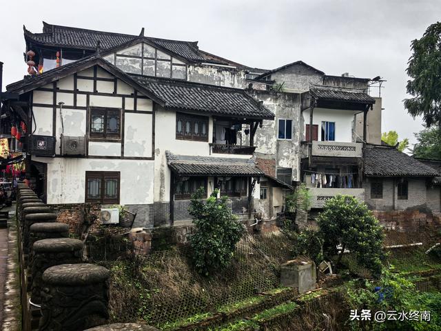 说这里是“川中第一镇”有些夸张，但是美食还是挺多，闲转还可以